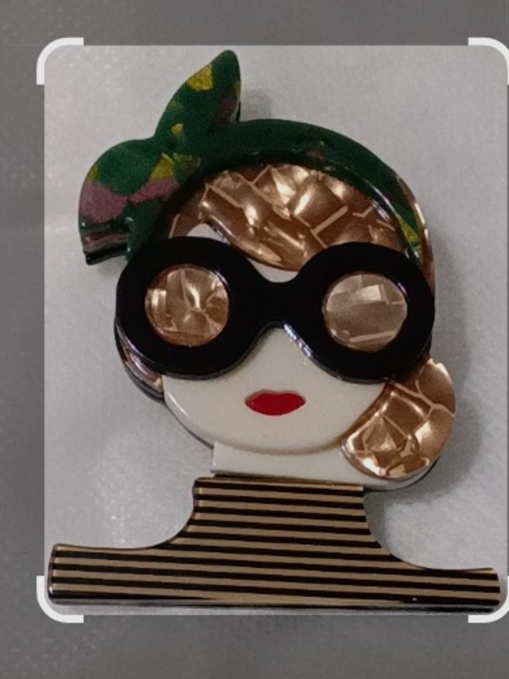 Fashion Enamel Woman Brooch with Green Scarf and Black Sunglasses